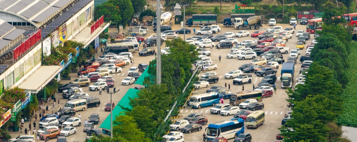 Ùn tắc dào hàng km trênn cao tốc, ô tô & apos; Dạt & apos; vào đỗ kín trạm dừng ngh