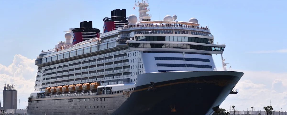 Phút một người Báio Cáio Đạo Hạ GụC Trên Tàu Disney Cruise. Cha Cô NHảy VÀO SAU CY.