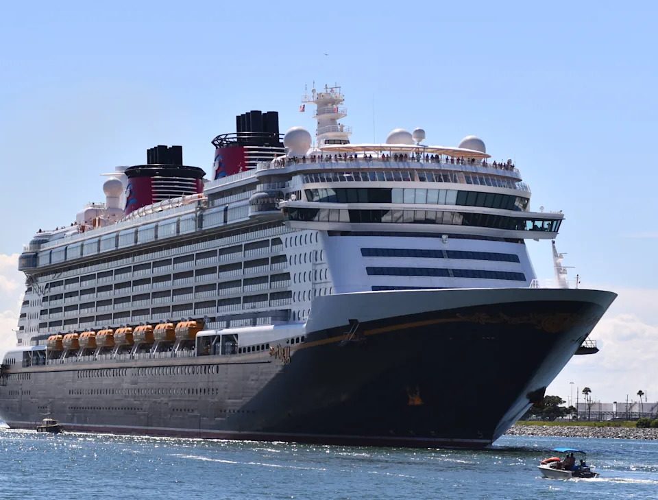 Em Bé Đ-C Cho Là Đạo Xuống Tàu Trên Disney Cruise. Cha Cô NHảy VÀO SAU CY.