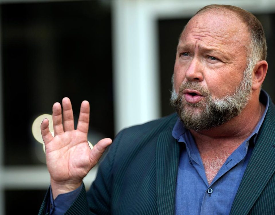 Alex Jones bị Buộc tội thực hiện một nỗ lực Để BảO Vệ TÀi Nguyn Khi