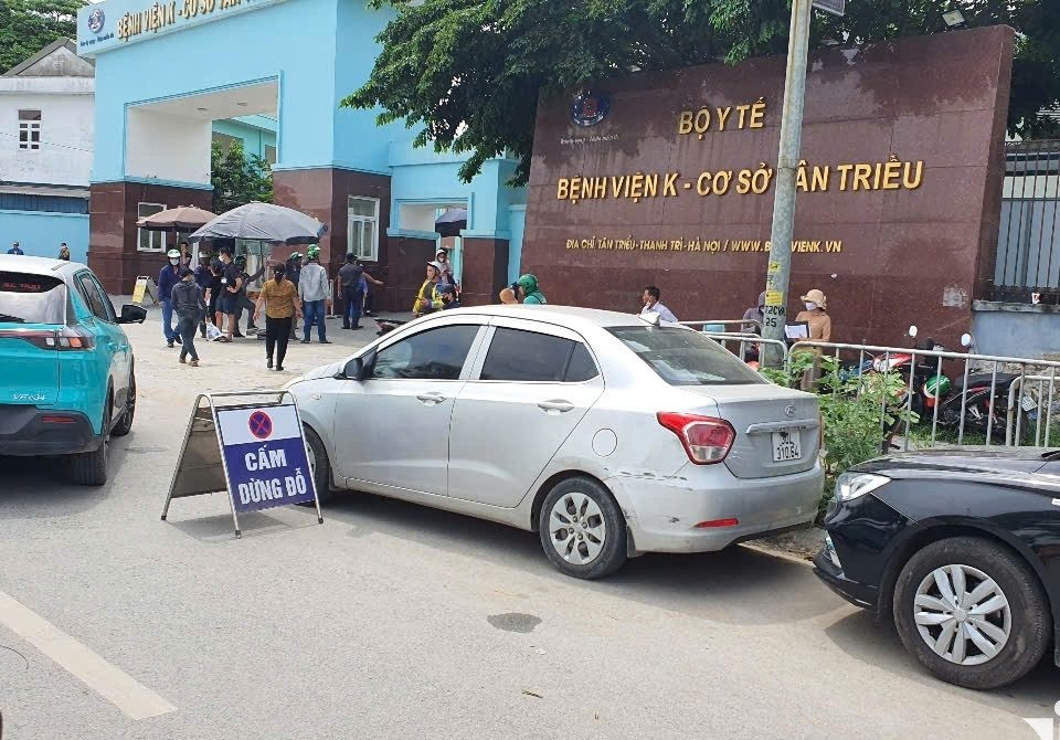 & apos; vngng luẩn quẩn & apos; xe cộ trước cổng bệnh viện chữa ung thư lớn nhất hà nội