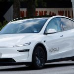 Tesla Phải Đối Mặt Với Robotaxi Vượt Rào