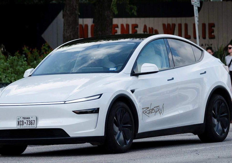 Tesla phải đối mặt với robotaxi vượt rào trong khi waymo tiếp tục tăc