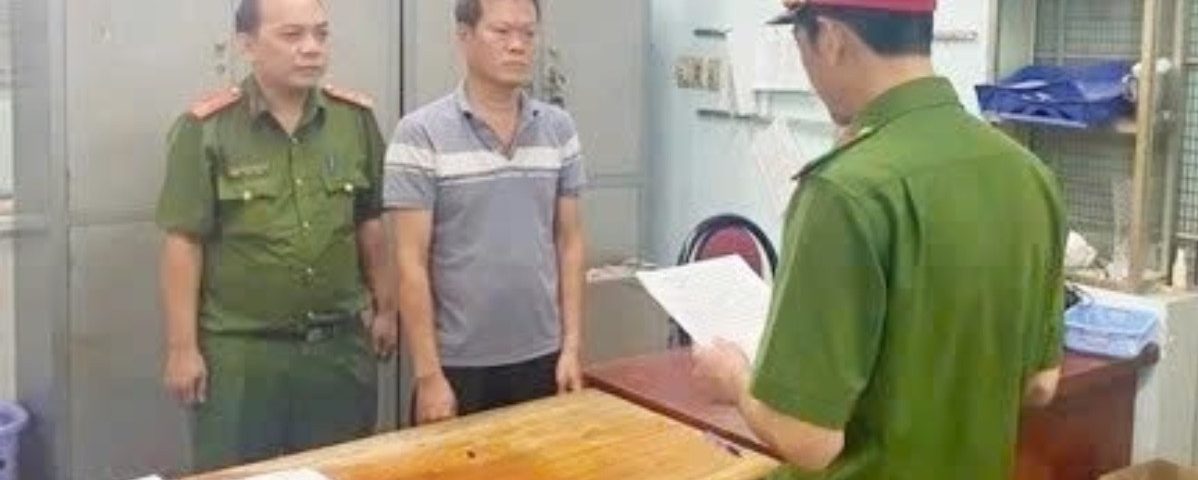 Bắt khẩn cấp người đàn oNng kéo sập cửa nhà hàn