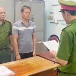 Bắt khẩn cấp người đàn oNng kéo sập cửa nhà hàn