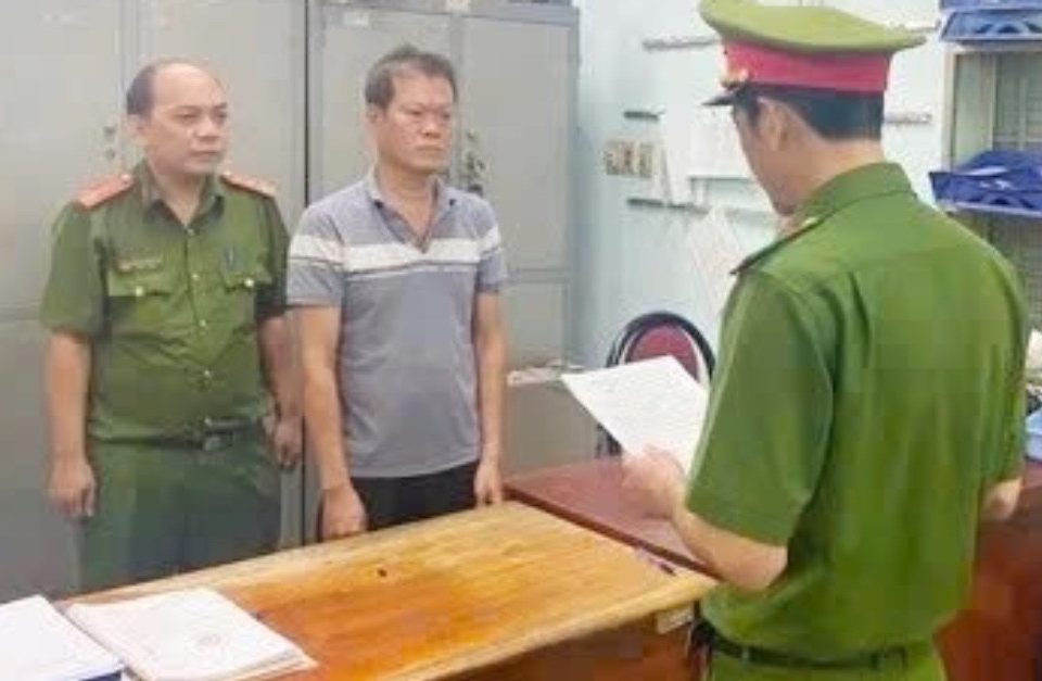 Bắt khẩn cấp người đàn oNng kéo sập cửa nhà hàn