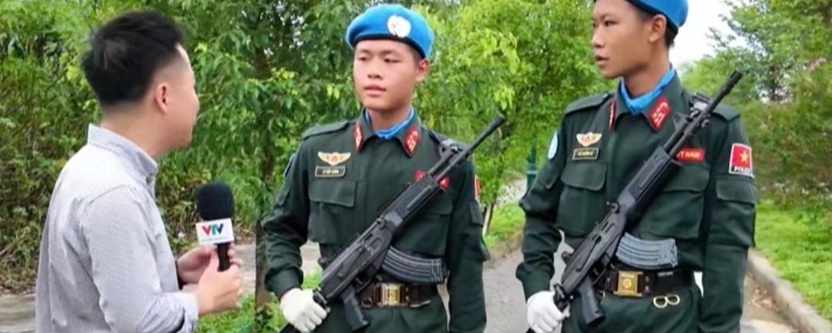 Hai Chiến Sĩ A80 Gây Sốt Với ​​Màn “Bắn” Tiếng Anh H Bạn