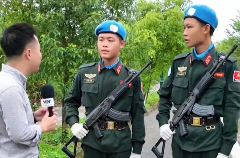 Hai Chiến Sĩ A80 Gây Sốt Với ​​Màn “Bắn” Tiếng Anh H Bạn
