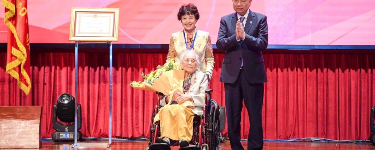 Tổng bí thư Trao danh hiệu anh hùn