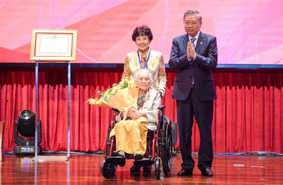 Tổng bí thư Trao danh hiệu anh hùn