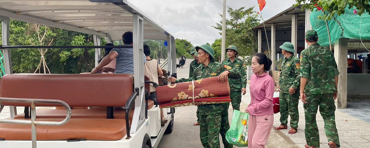 Gần 400 quâm vào