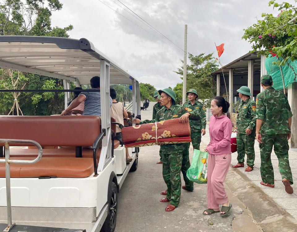 Gần 400 quâm vào