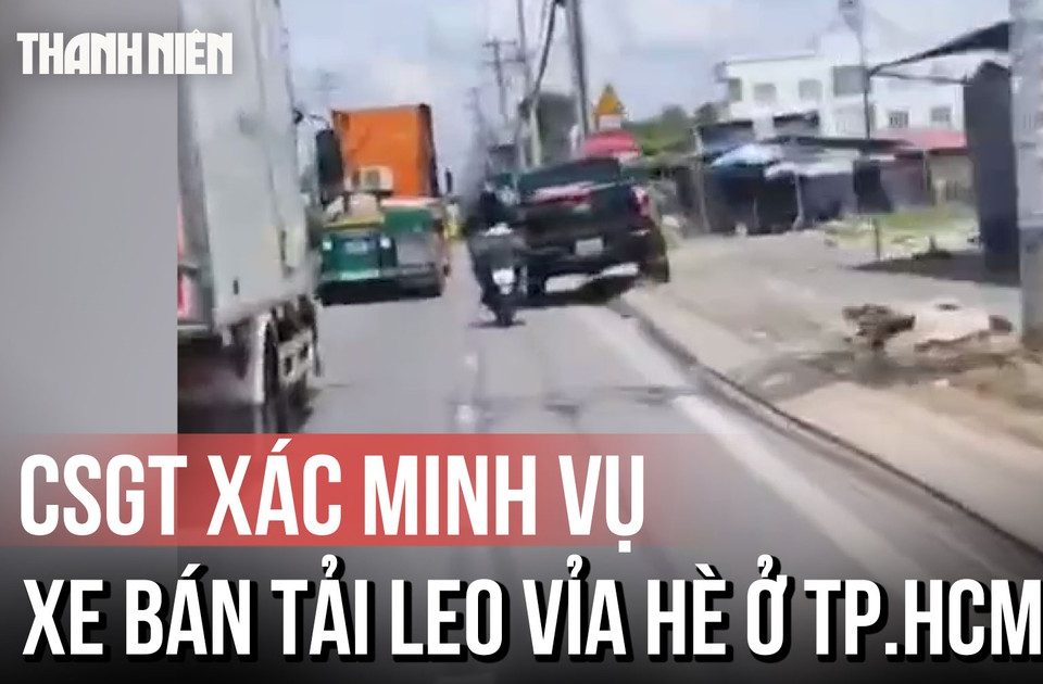 CSGT vào cuộc xác minh vụ xe bán tải leo vỉa hè ở TP.HCM