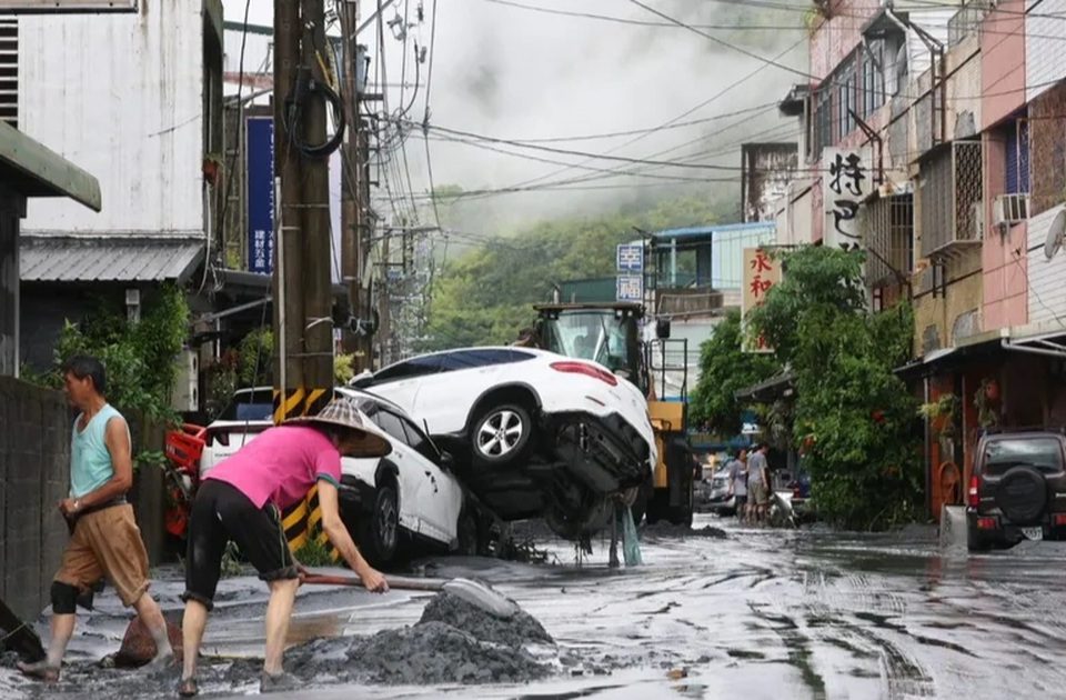 Bão Ragasa: Khách sạn Hong Kong vỡ cửa, nước tràn như sóng thần ở Đài Loan