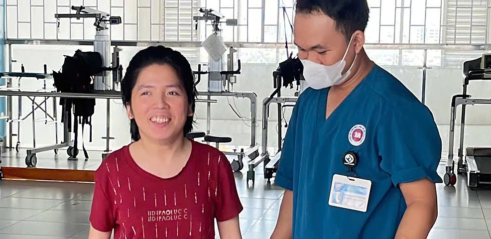 Cô gái bước đi sau hơn 15 năm ngồi một chỗ