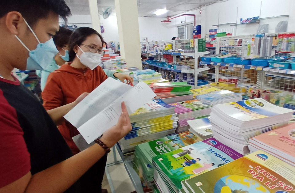 Luật hóa quy định một bộ sách giáo khoa sử dụng thống nhất toàn quốc