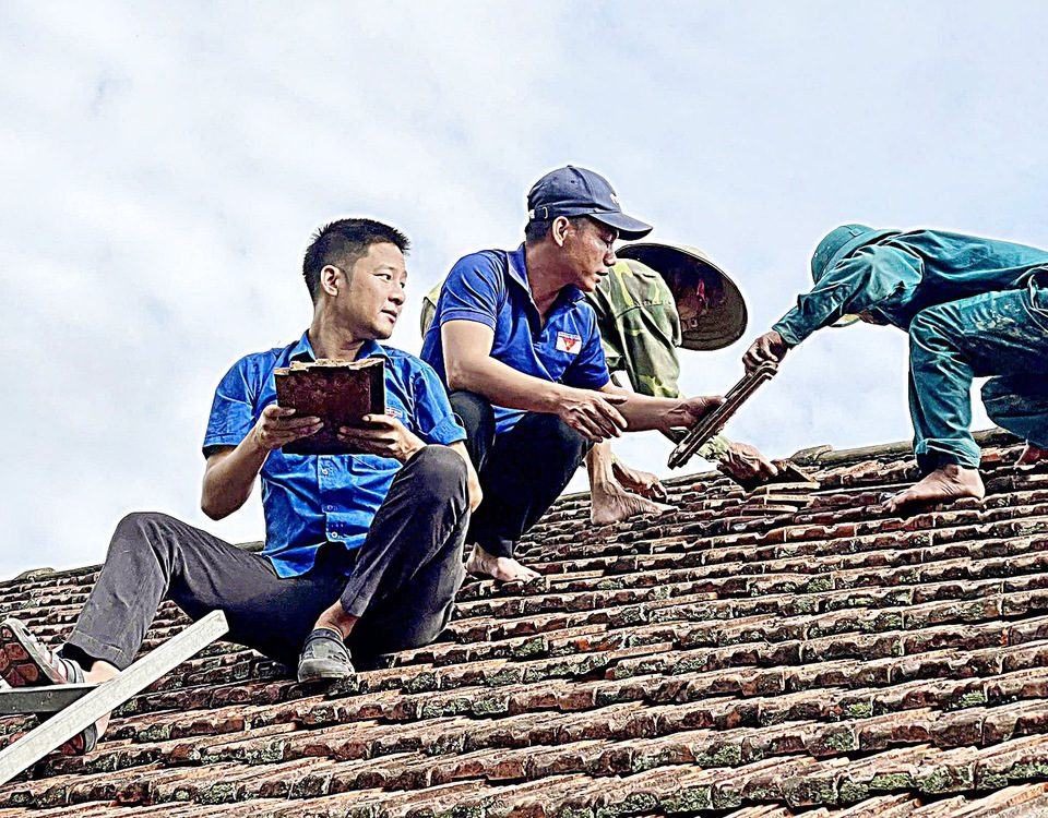 Bà con vùng lũ giúp nhau vượt khó