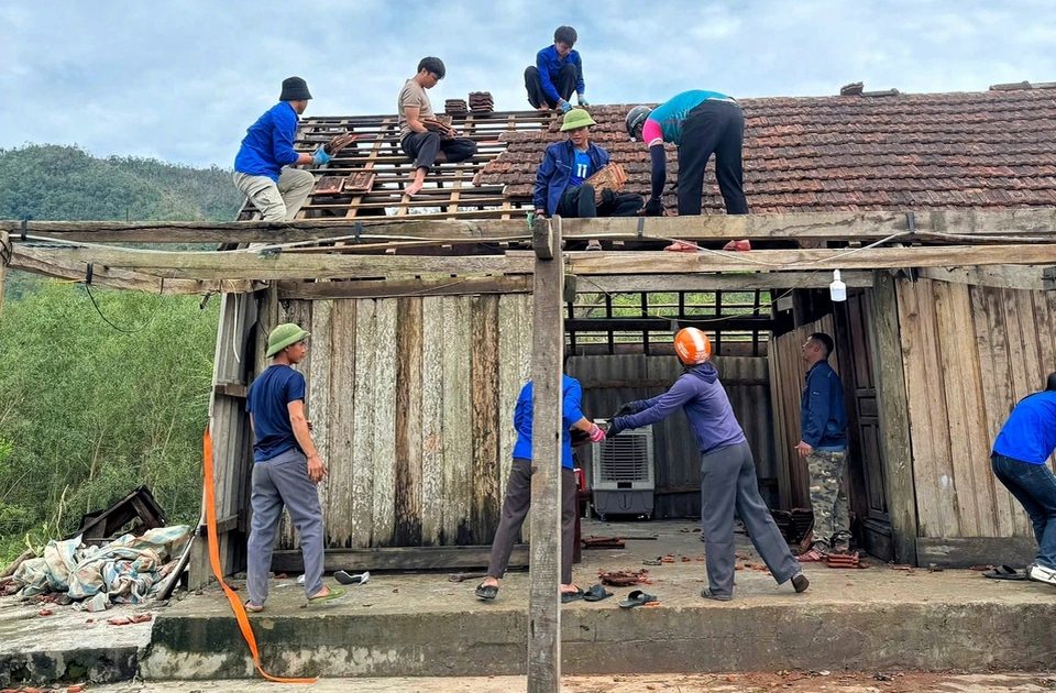 Thanh niên Hà Tĩnh giúp dân khắc phục thiệt hại sau bão số 10