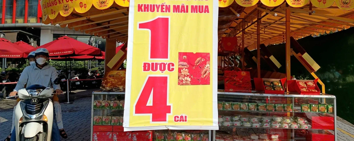Sạp bánh trung thu truyền thống bên đường hết thời hoàng kim