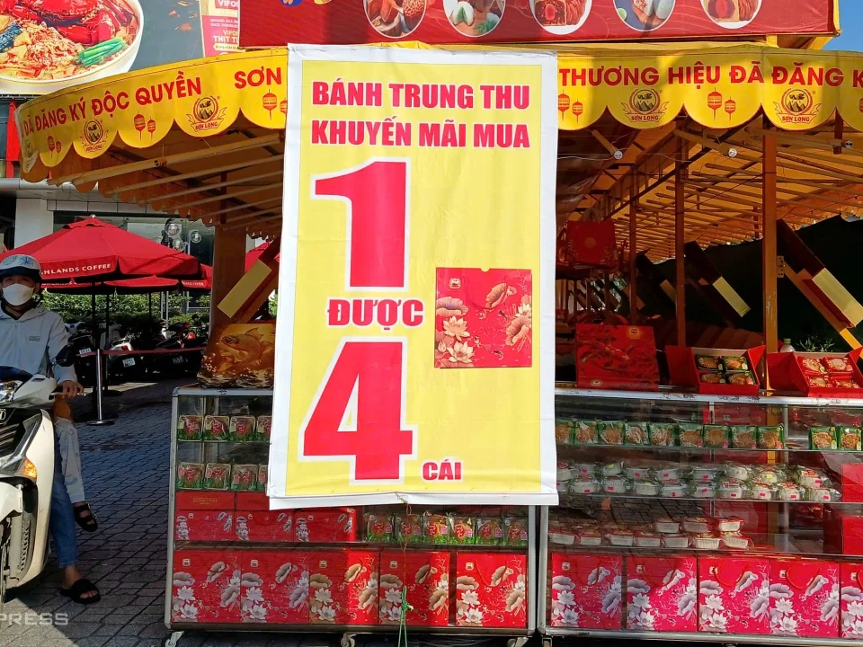 Sạp bánh trung thu truyền thống bên đường hết thời hoàng kim