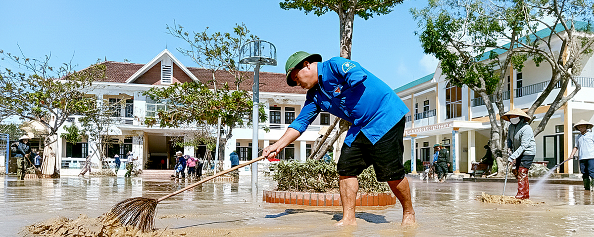 Vừa dọn dẹp trường lớp, nhà cửa sau bão Bualoi, vừa lo bão Matmo