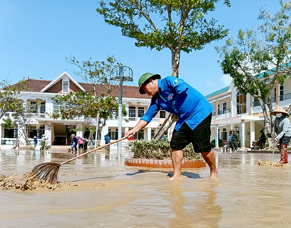 Vừa dọn dẹp trường lớp, nhà cửa sau bão Bualoi, vừa lo bão Matmo