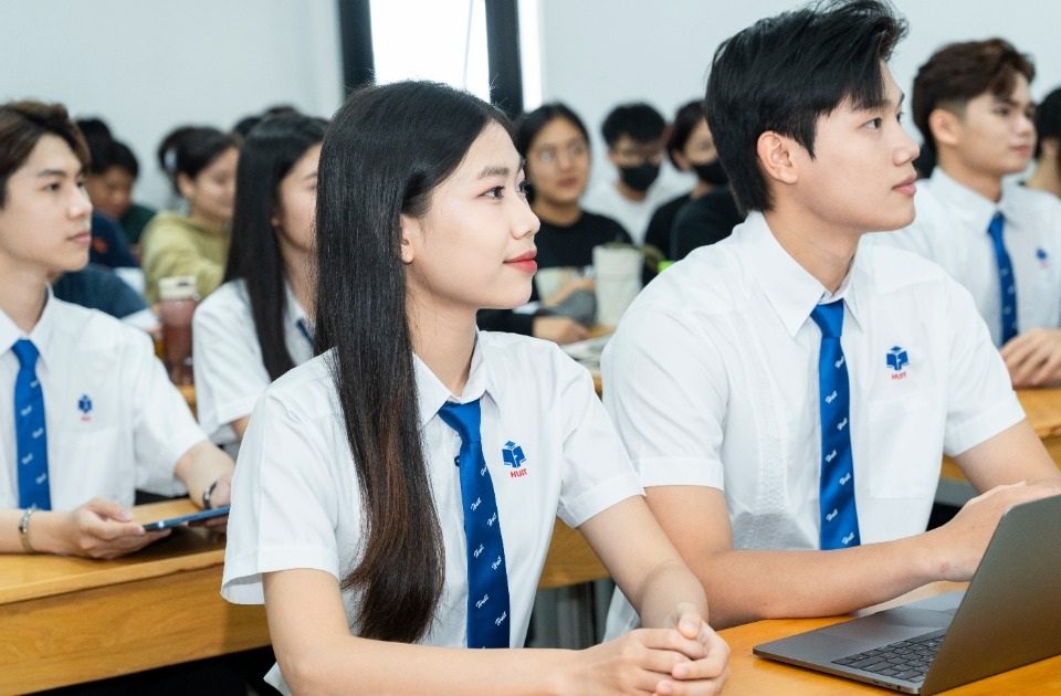 Loạt trường đại học công khai thu nhập giảng viên: Nhiều con số bất ngờ