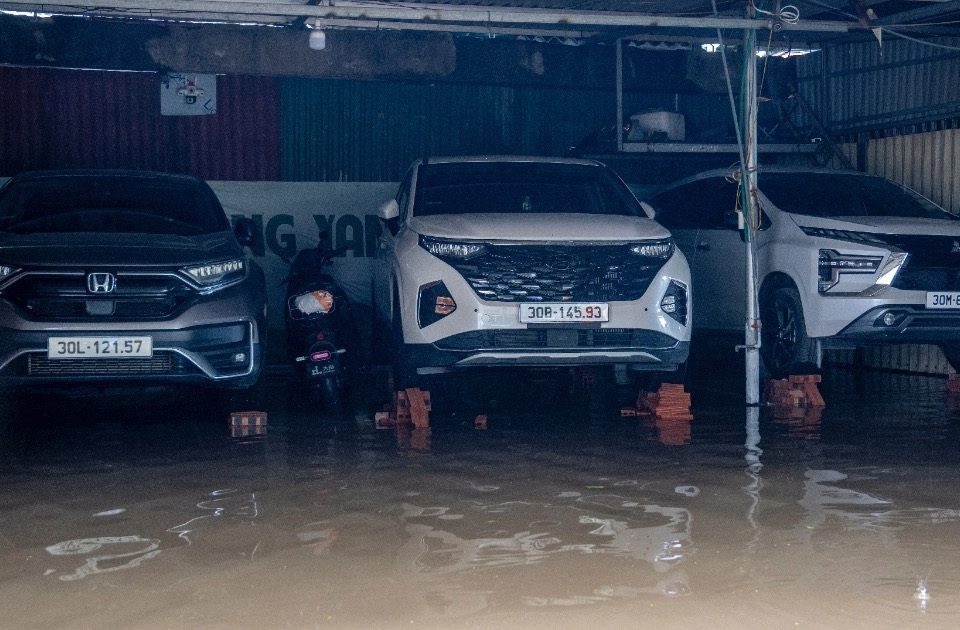 Muôn kiểu ứng phó mưa lớn, vượt ngập sâu của người Hà Nội