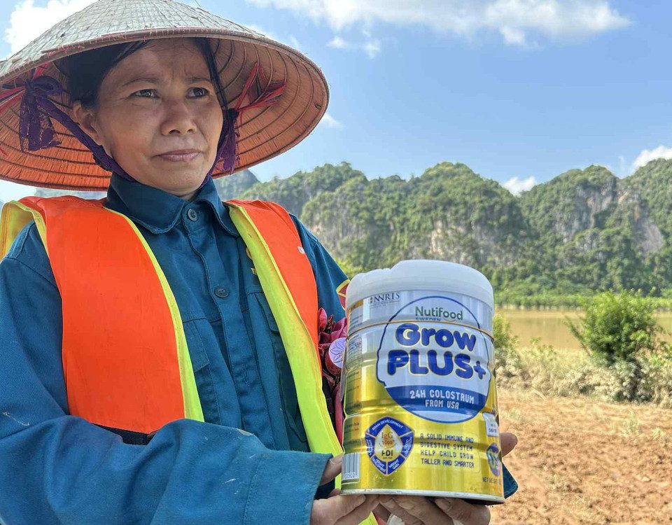Em bé 5 tháng tuổi khát sữa giữa vùng rốn lũ