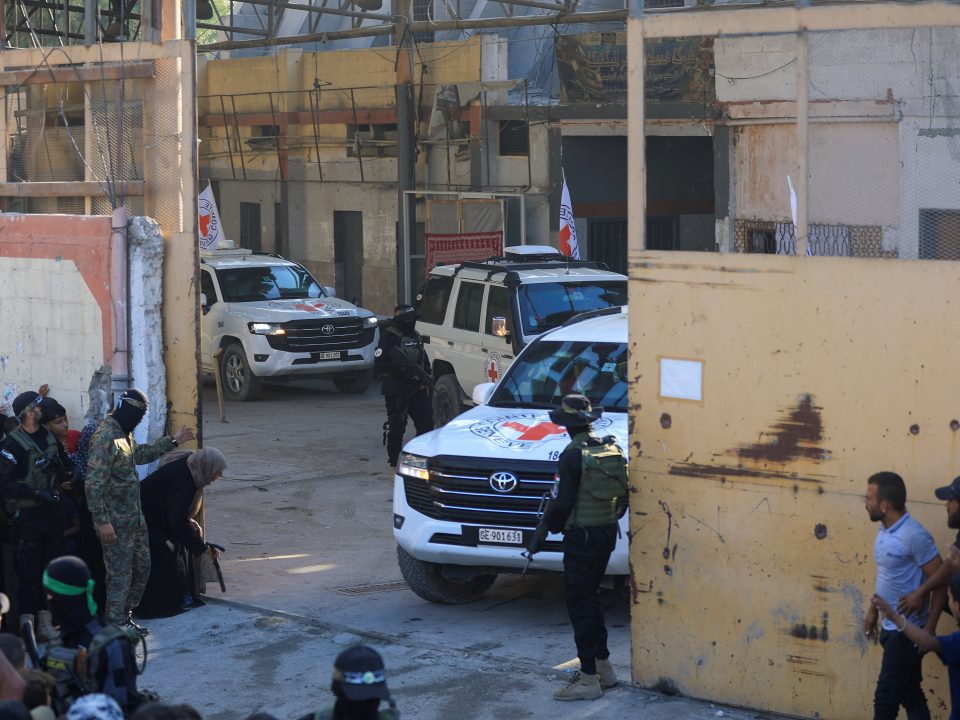 Hamas trao trả con tin cho Israel