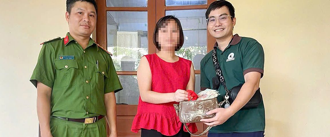 Trả lại túi xách tiền, vàng nhặt được trong lũ