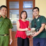 Ảnh trong bài viết: Trả lại túi xách tiền, vàng nhặt được trong lũ Trả lại túi xách tiền, vàng nhặt được trong lũ