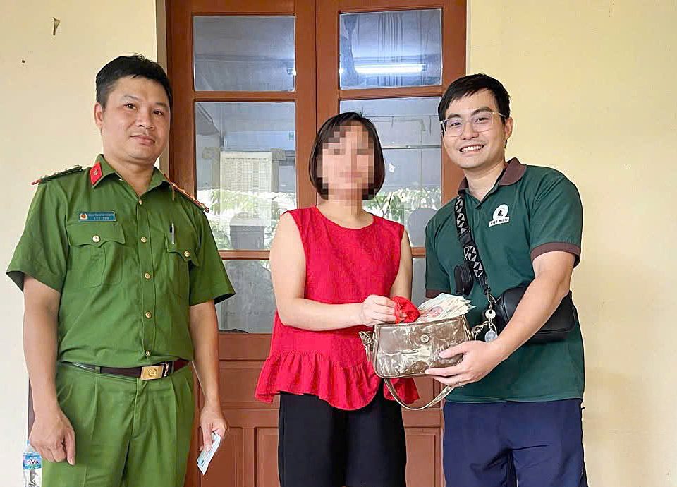 Trả lại túi xách tiền, vàng nhặt được trong lũ