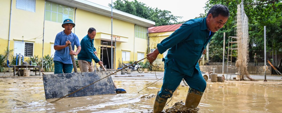 Người dân Bắc Ninh dọn bùn đất sau lũ