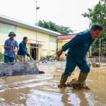 Ảnh trong bài viết: Người dân Bắc Ninh dọn bùn đất sau lũ Người dân Bắc Ninh dọn bùn đất sau lũ