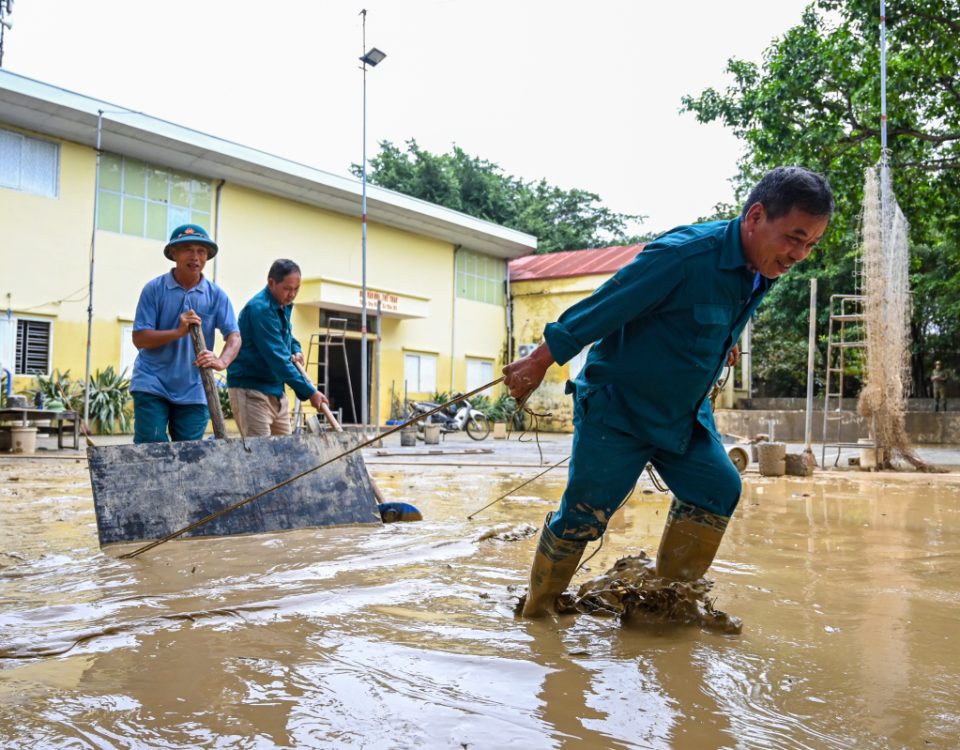 Người dân Bắc Ninh dọn bùn đất sau lũ
