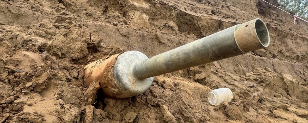 Thêm quả bom trồi lên khi bờ sông sạt lở