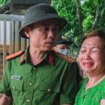 Ảnh trong bài viết: 6.500 con gà chết trắng sau lũ, chủ trại bật khóc: 'Tôi tay trắng rồi' 6.500 con gà chết trắng sau lũ, chủ trại bật khóc: ‘Tôi tay trắng rồi’