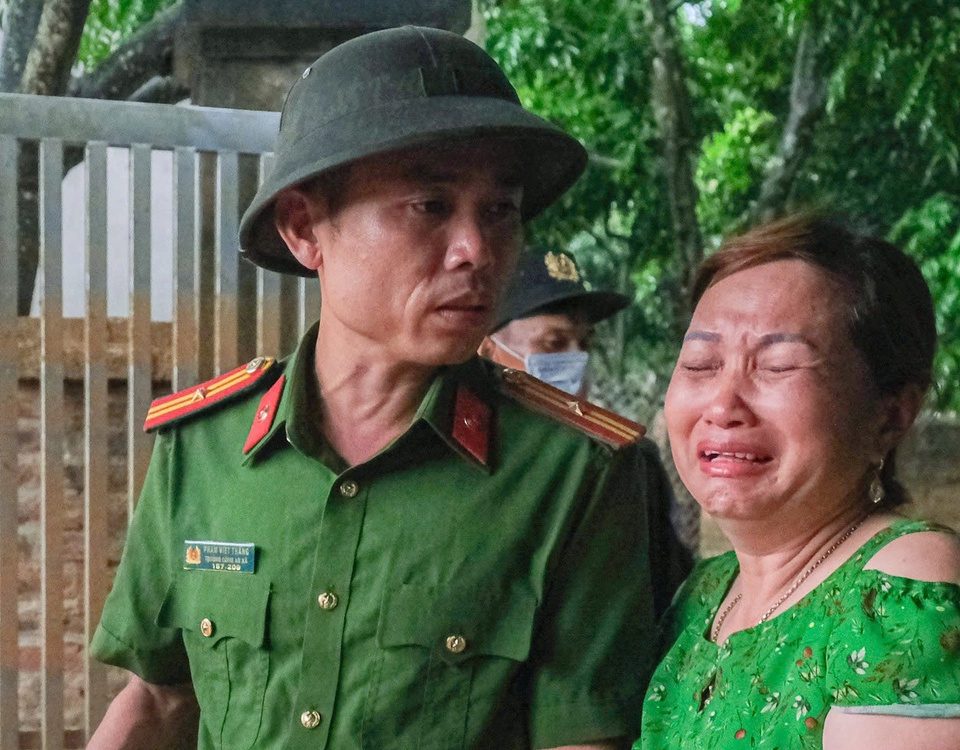 6.500 con gà chết trắng sau lũ, chủ trại bật khóc: ‘Tôi tay trắng rồi’