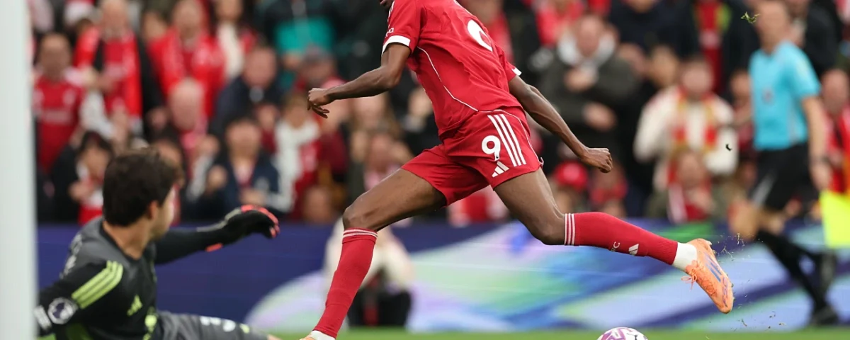 Các cựu danh thủ kêu gọi Liverpool loại bỏ Isak
