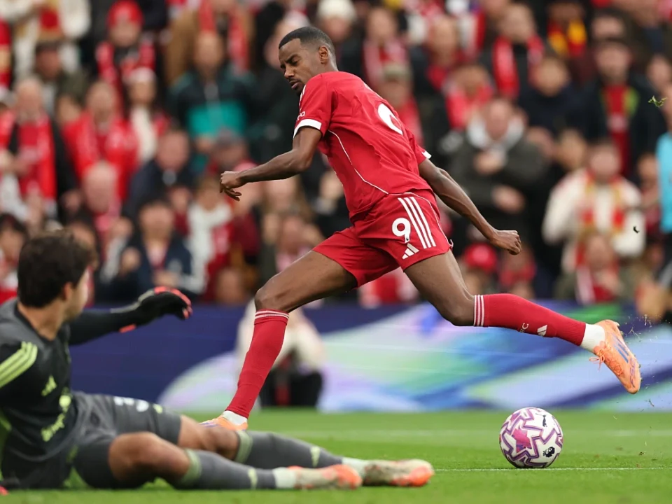Các cựu danh thủ kêu gọi Liverpool loại bỏ Isak