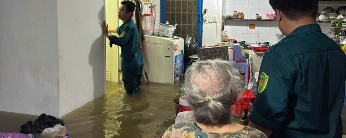 Ảnh trong bài viết: Mưa lớn cộng triều cường vượt mốc lịch sử gây nhiều thiệt hại ở TP.HCM và Nam Bộ Mưa lớn cộng triều cường vượt mốc lịch sử gây nhiều thiệt hại ở TP.HCM và Nam Bộ