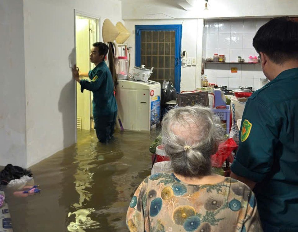 Mưa lớn cộng triều cường vượt mốc lịch sử gây nhiều thiệt hại ở TP.HCM và Nam Bộ