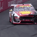 Xe đua lao vào rào chắn, 4 nhiếp ảnh gia bị thương