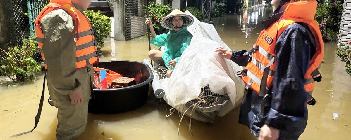 Ảnh trong bài viết: 'Rốn lũ' ven sông Vu Gia ngập sâu, di dời dân trong đêm ‘Rốn lũ’ ven sông Vu Gia ngập sâu, di dời dân trong đêm