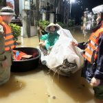 ‘Rốn lũ’ ven sông Vu Gia ngập sâu, di dời dân trong đêm
