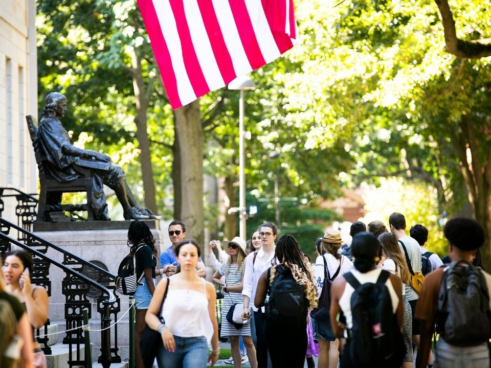 Harvard cắt mạnh chỉ tiêu tiến sĩ
