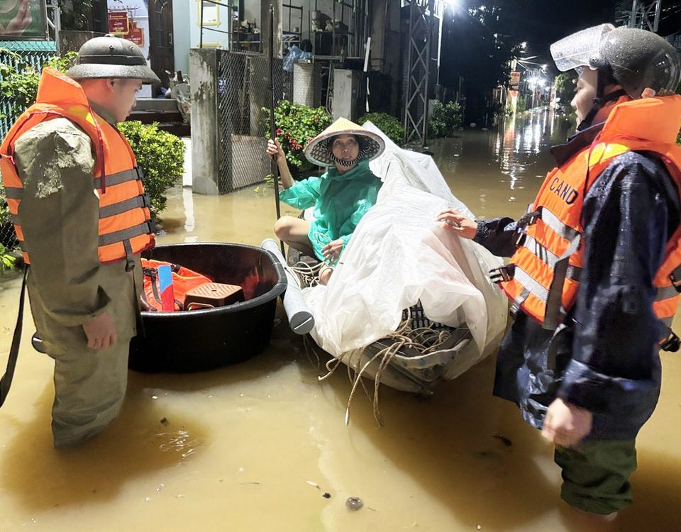 ‘Rốn lũ’ ven sông Vu Gia ngập sâu, di dời dân trong đêm