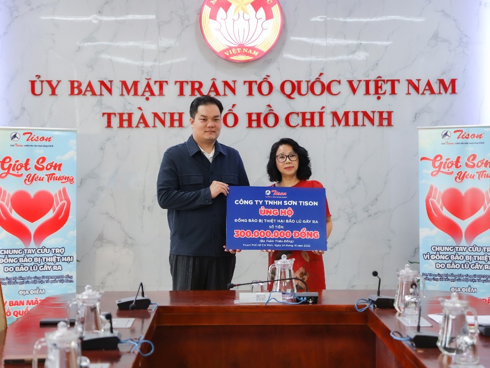 Sơn Tison ủng hộ 300 triệu đến đồng bào vùng lũ