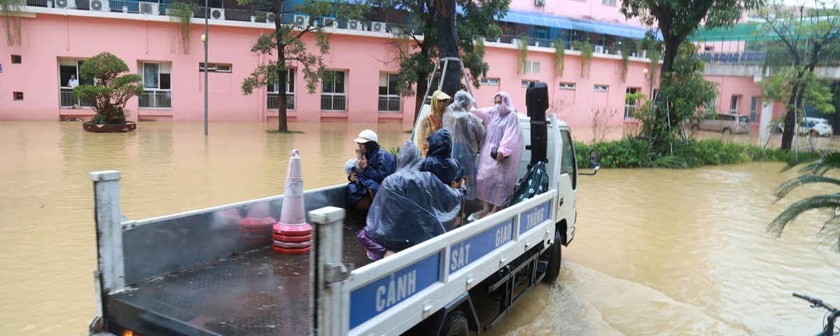 Ảnh trong bài viết: Bệnh viện Trung ương Huế bị cô lập, xe công vụ vượt lũ chở lương thực tiếp ứng Bệnh viện Trung ương Huế bị cô lập, xe công vụ vượt lũ chở lương thực tiếp ứng
